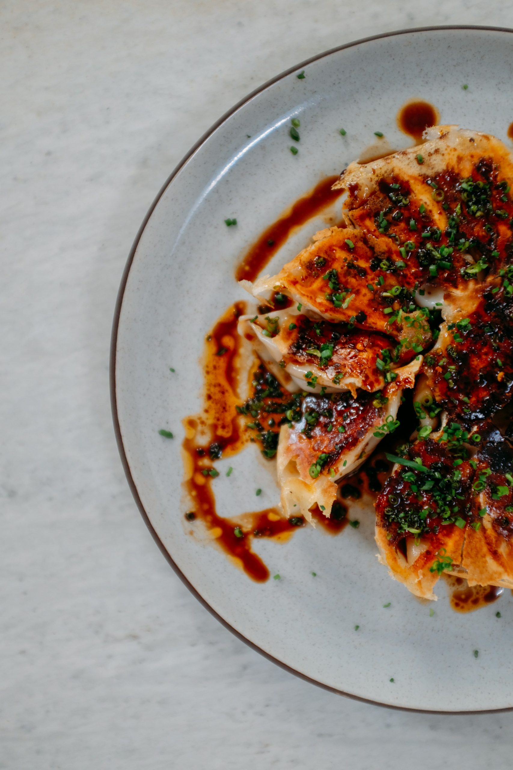 Bord met Chinese dumplings in sojasaus